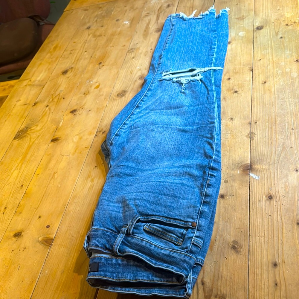 JUDY BLUE WOMEN’S JEANS SIZE 16W BOYFRIEND DISTRESSED JEANS SHARK HEM USED GOOD